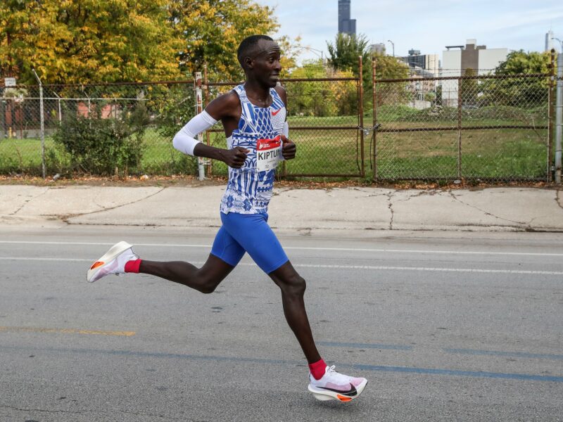 Kelvin Kiptum alla maratona di Chicago nel 2023.