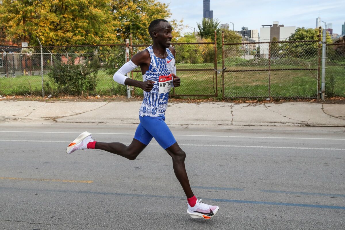 Kelvin Kiptum alla maratona di Chicago nel 2023.