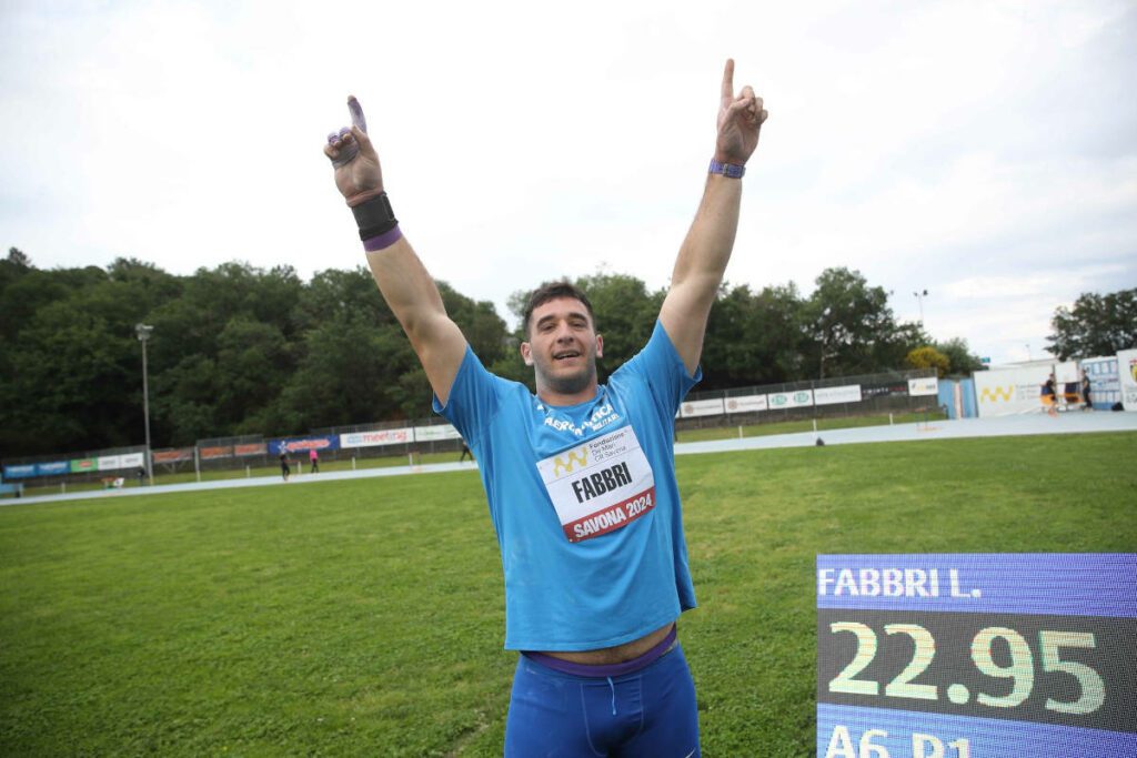 Leonardo Fabbri esulta dopo il 22,95 al Meeting di Savona.