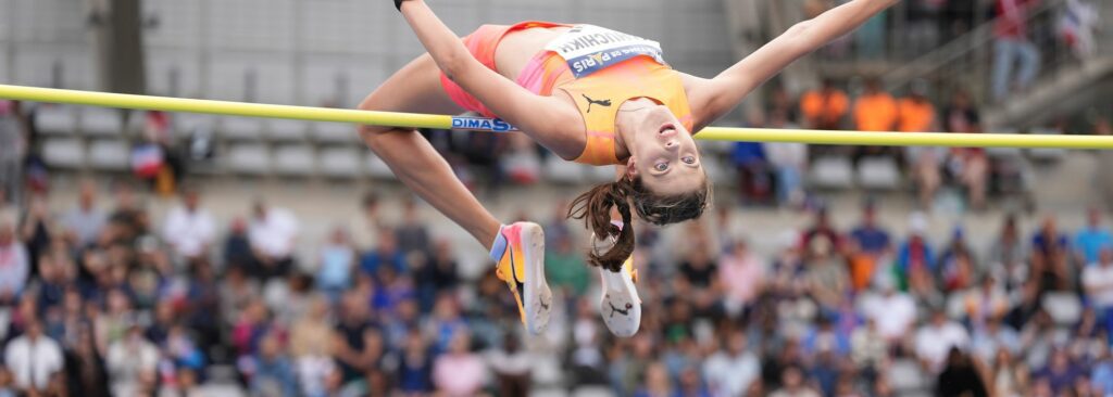 Yaroslava Mahuchikh, record del mondo del salto in alto a 2,10.