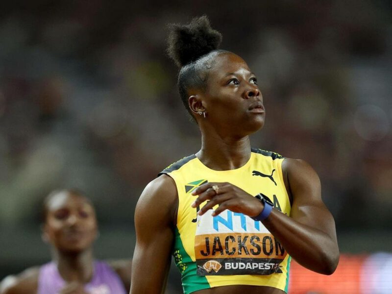 Shericka Jackson con gli sprinter giamaicani a Lignano.