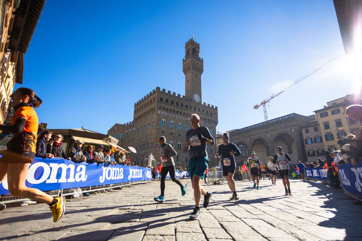 Gli atleti della firenze marathon in azione.