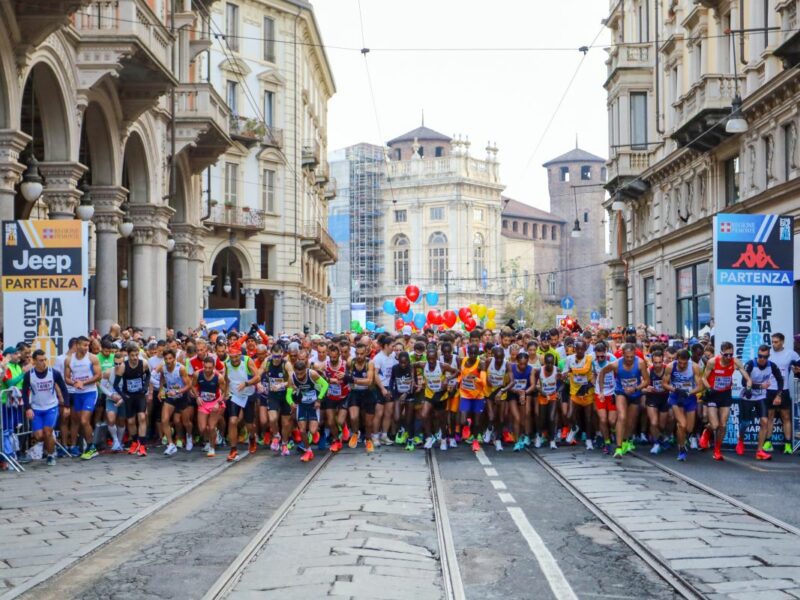 Lo start della Torino City Marathon del 2023.