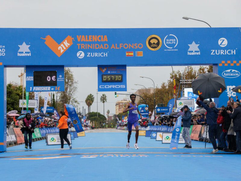 Yomif Kejelcha vince la mezza maratona di Valencia.