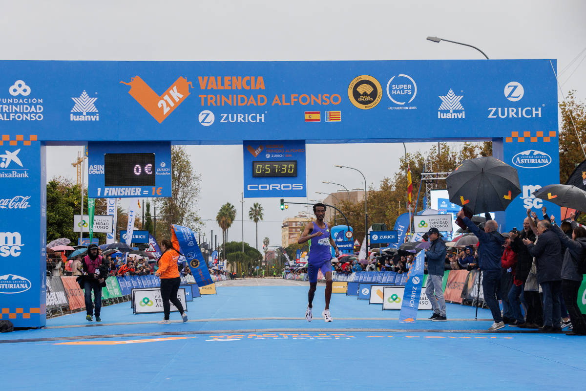 Yomif Kejelcha vince la mezza maratona di Valencia.