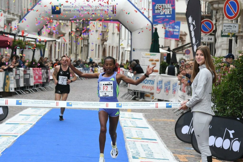 L'etiope Mekuriaw chiude in testa la Trento Half Marathon.