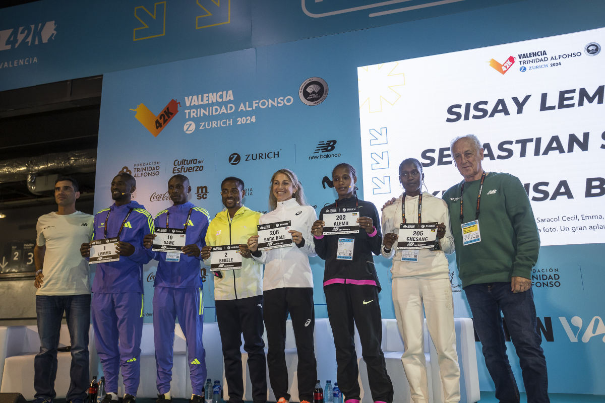 La presentazione degli atleti elite della Maratona di Valencia.