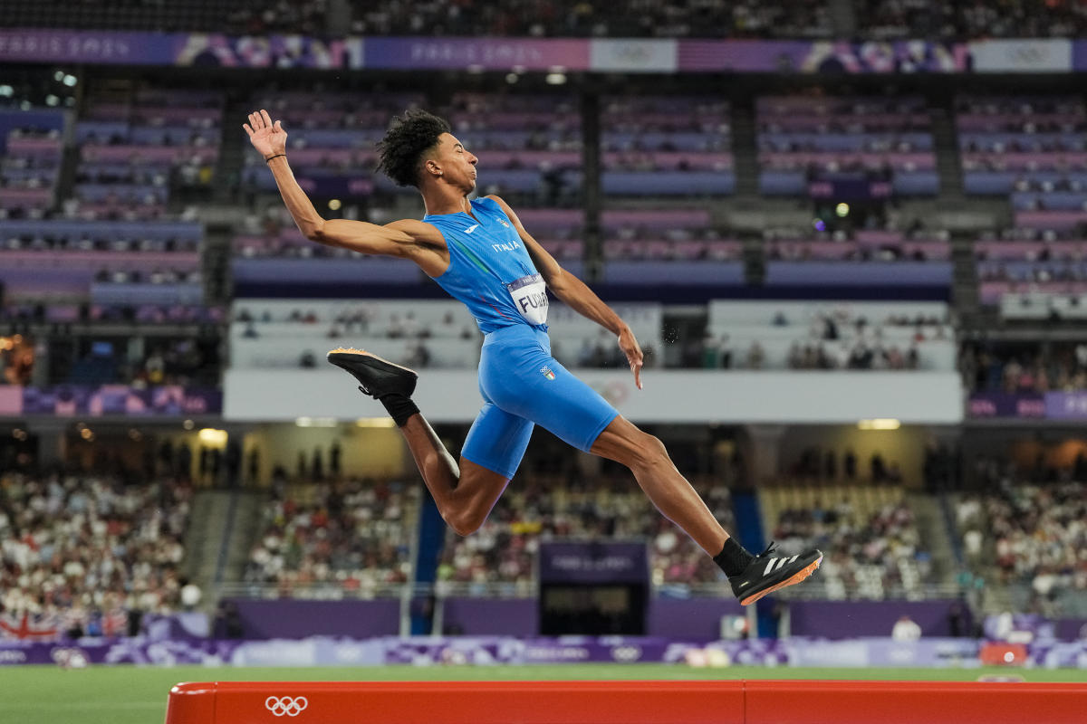 Mattia Furlani salta a Parigi con le Adizero Long Jump.