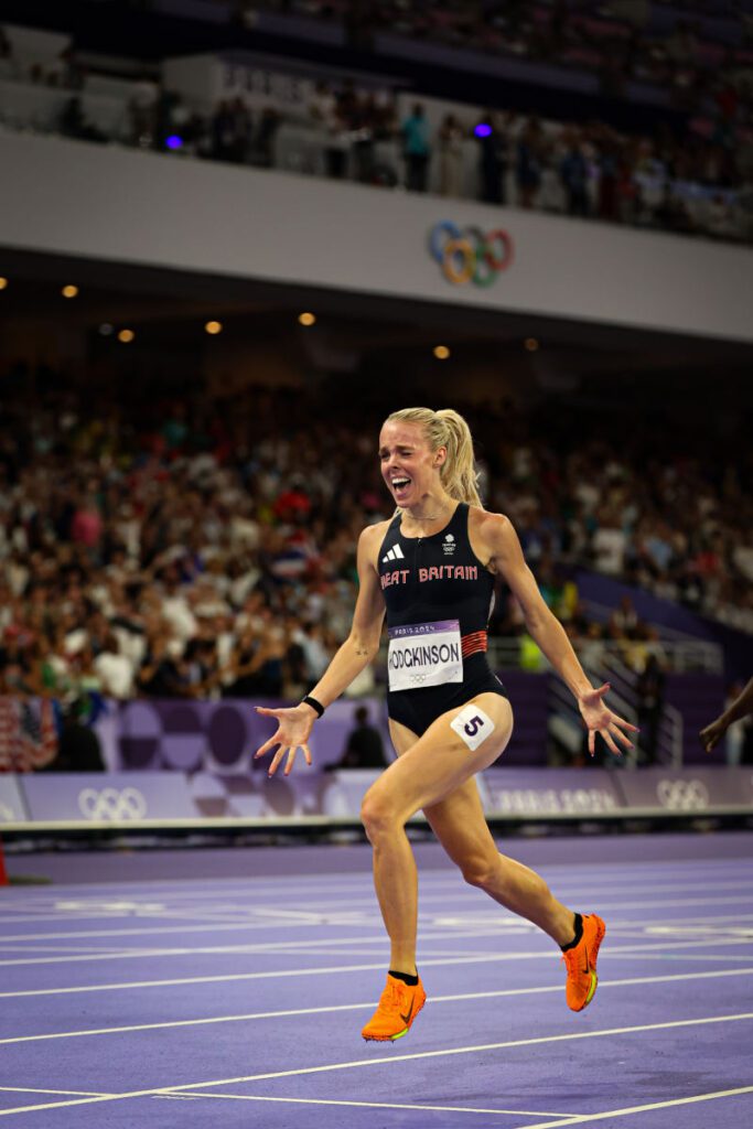 Keely Hodgkinson oro a Parigi negli 800 metri.